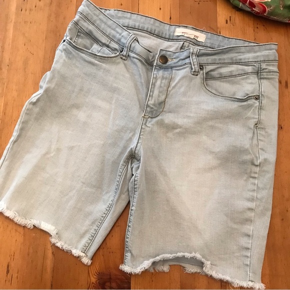 ▪️2.1 Denim Light Wash Shorts - Picture 1 of 6